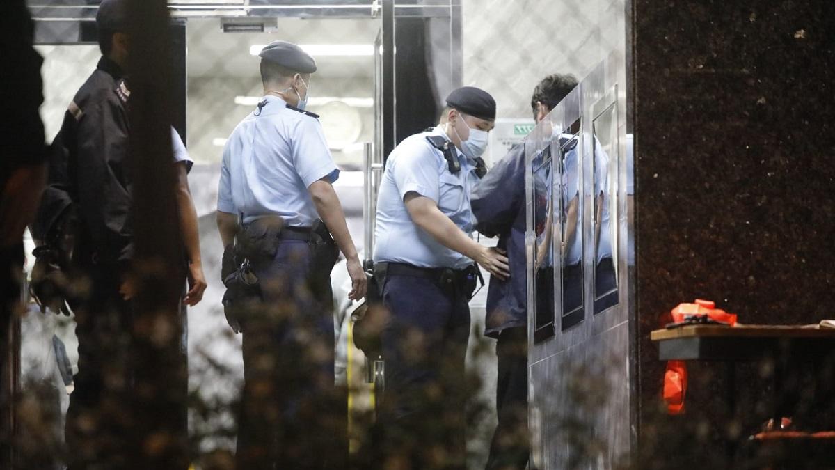 葵芳閣晚上有住戶倒斃單位內，進出的居民需要被警員搜身。(林俊源攝)