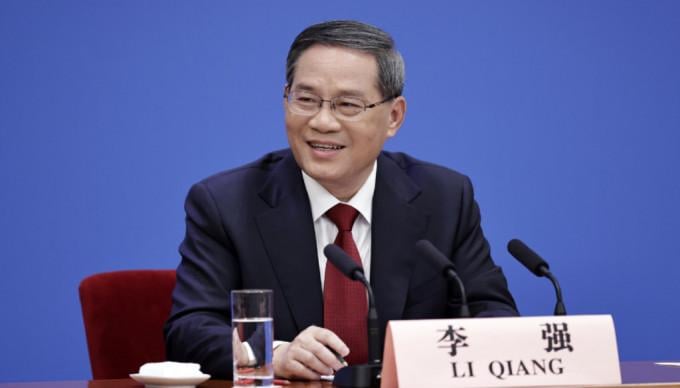國務院總理李強指，中國經濟增長動能及態勢強勁，消費投資等經濟指標續向好。(中新社)