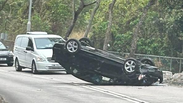 大埔汀角路私家車自炒四輪朝天　男司機自行爬出拒送院