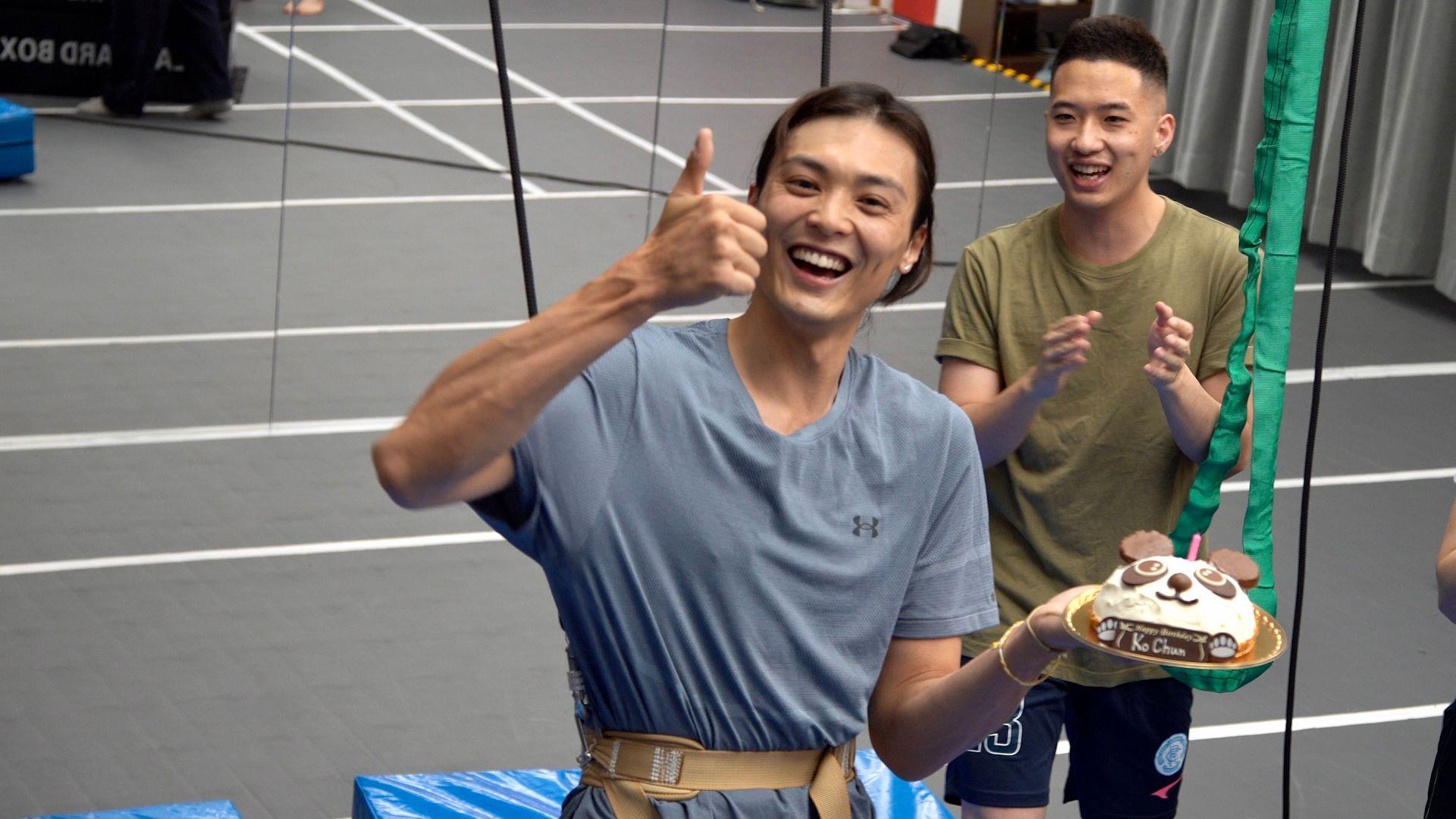 謝高晉30歲生日 吊威吔飛住吹蠟燭 