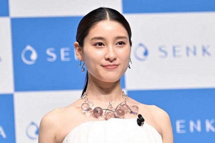 土屋太鳳佗B三個月穿闊身裙露面見孕樣