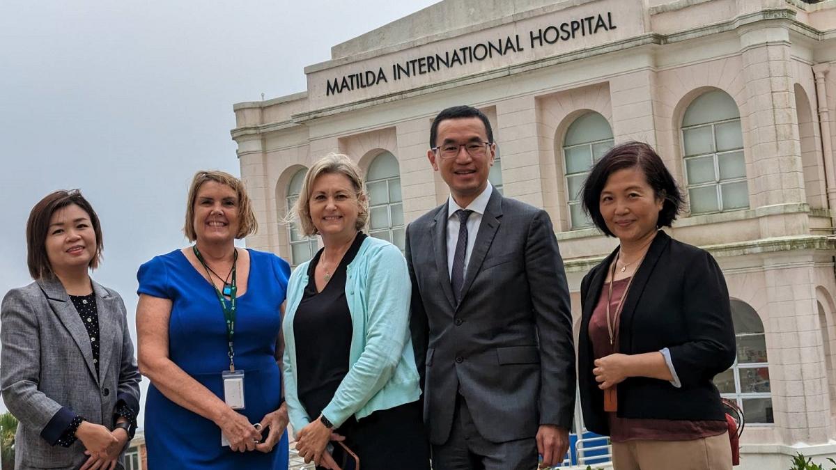  明德國際醫院計劃擴建，增加多一間加護病房。左四為張永基、左五為張莉、左一為湯可因。(羅庸軒攝)