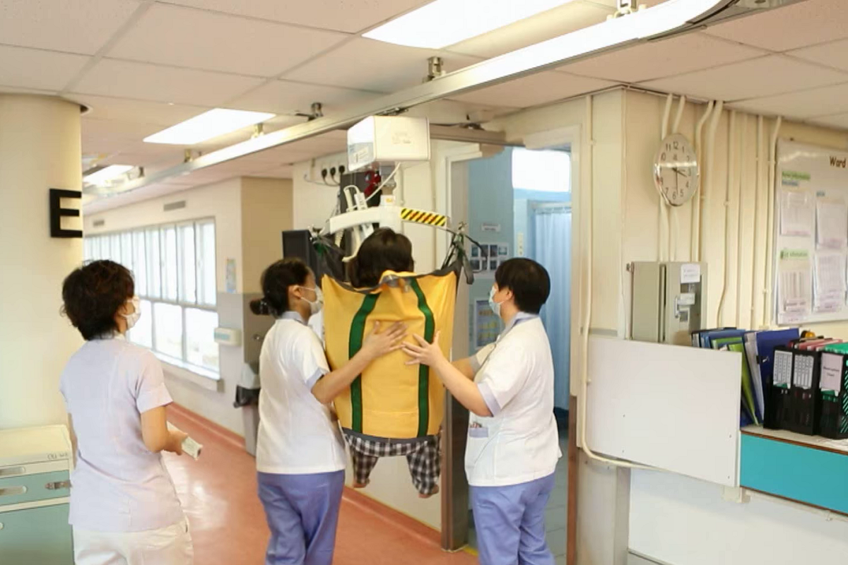 屯門醫院2015年在多個病房安裝病人吊運系統，圖中所示路軌未知是否涉及今次意外的同款。(醫管局影片截圖)