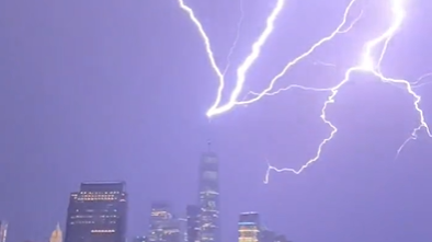 紐約世貿中心遭閃電擊中　場面震憾