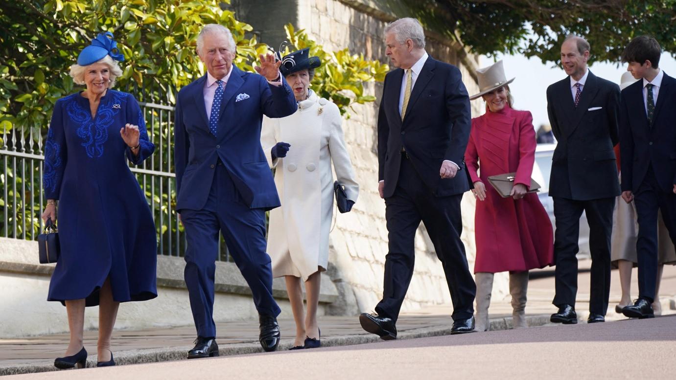 查理斯三世、王后卡米拉與一眾王室成員出席復活節崇拜。(路透社)