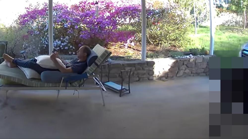 大叔與不速之客四目交投結局滑稽，專家：牠們很害羞。(FB)