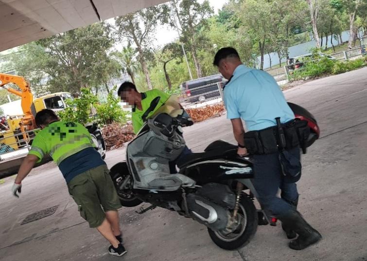 葵青區舉行交通日，拖走55部電單車發出881張「牛肉乾」。(警方圖片)