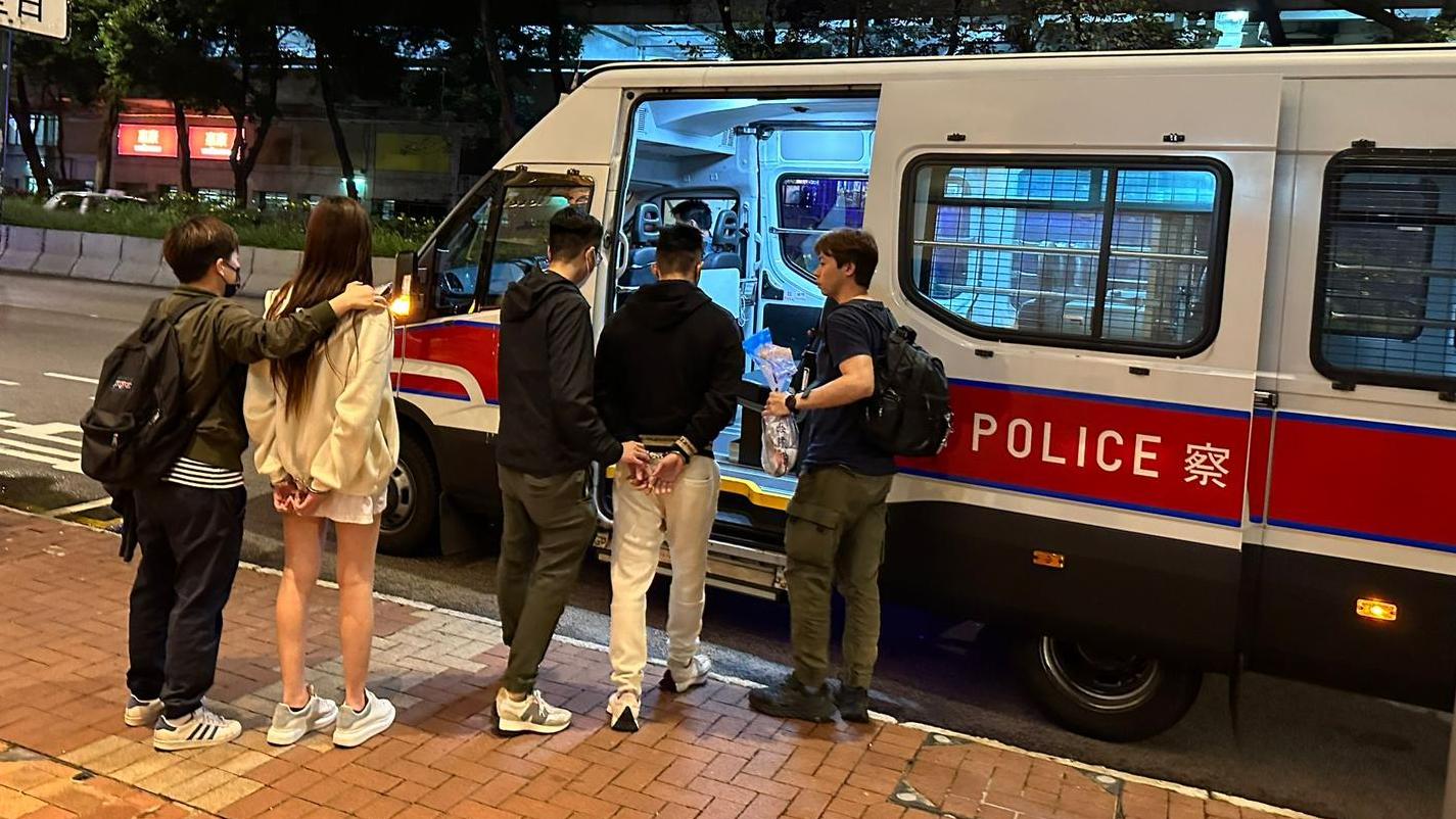 荃灣酒店房用作包裝毒品及藏武器，一對男女被捕。(警方圖片)