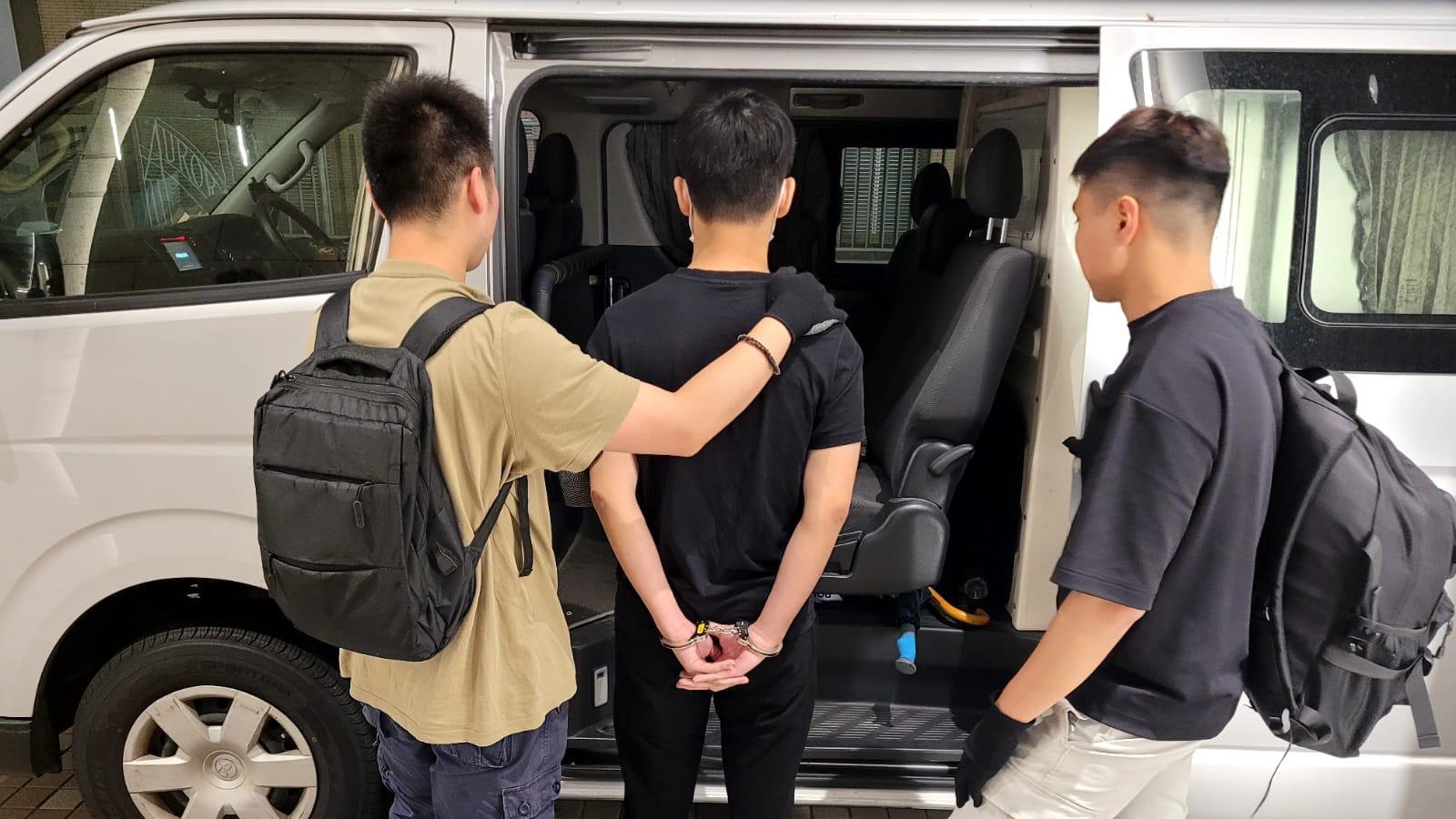 警方荃灣截查可疑男子，檢11萬元懷疑可卡因。(警方圖片)