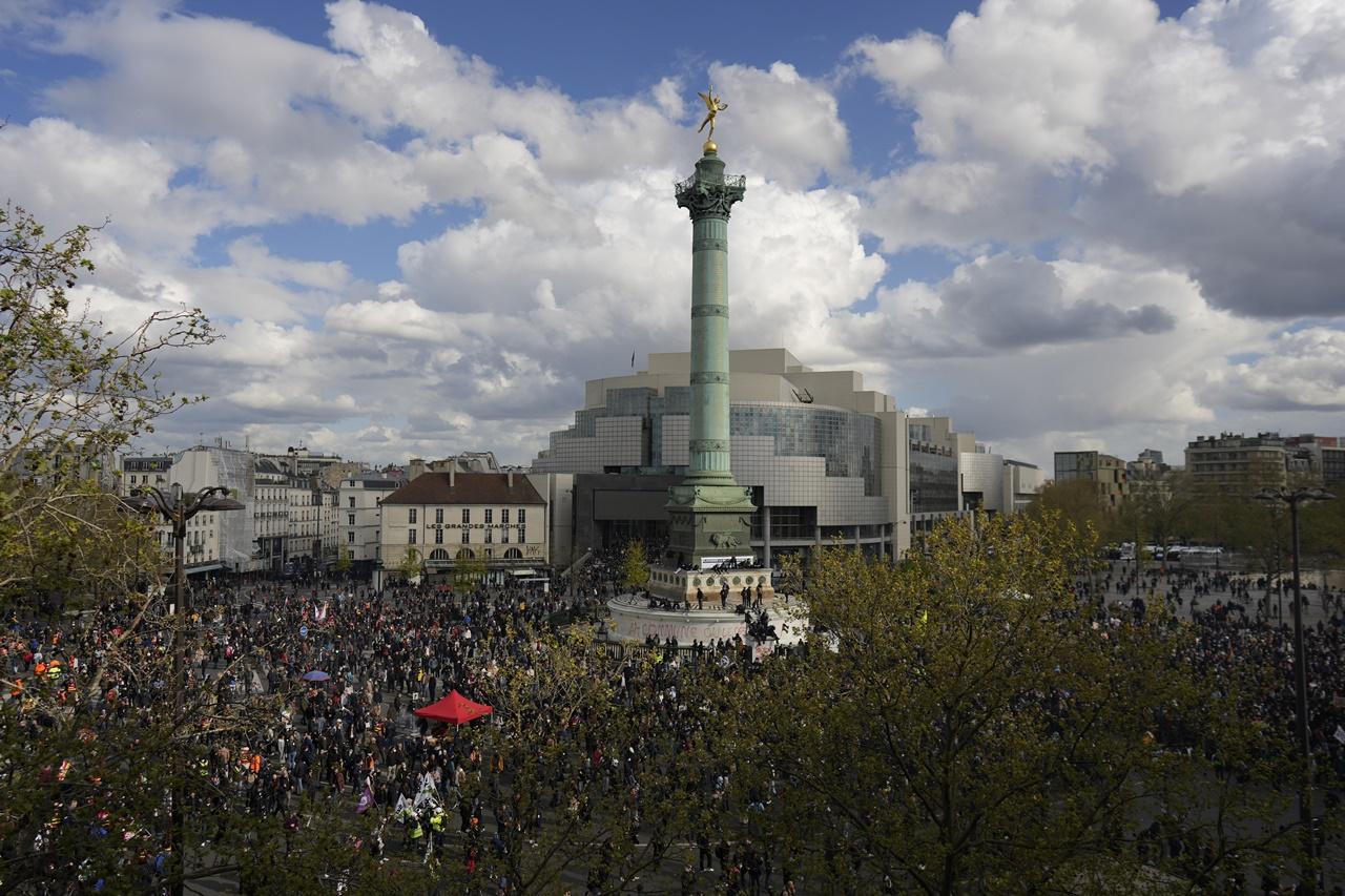 法國裁定退休改革是否合憲前夕，數十萬人再上街要求撤回法案。(AP)