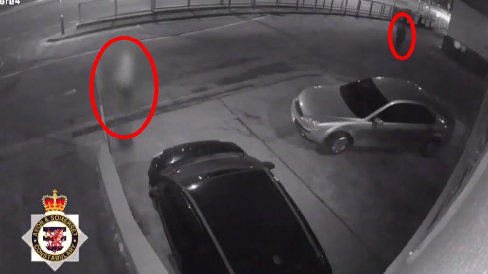 英夜歸女遭性侵，CCTV揭獸男尾隨侍機犯案。(Twitter)