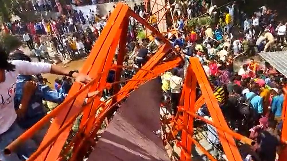 印度百人橋上狂歡突塌陷，釀逾70人死傷。(Twitter)