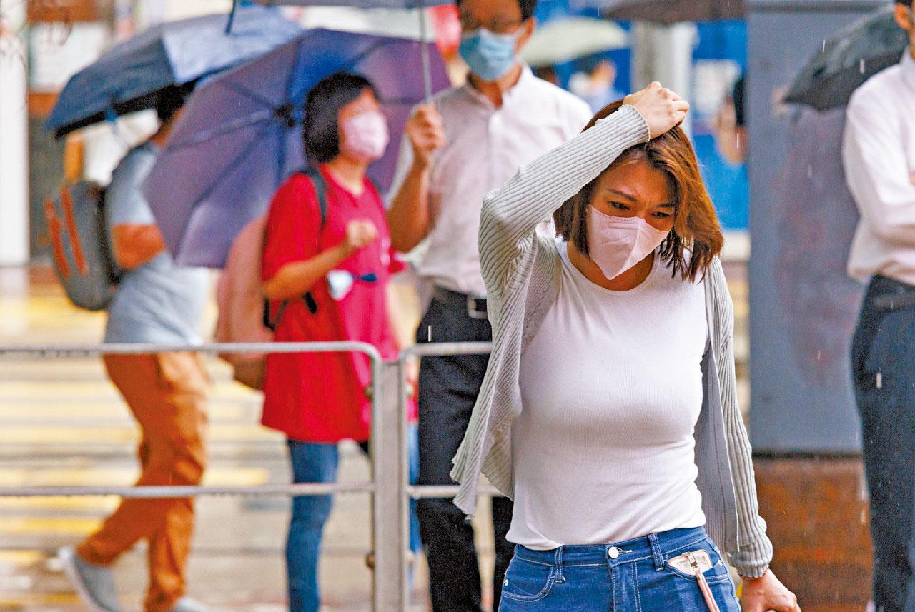 雷暴警告現正生效，天文台預料強陣風繼續吹襲大嶼山、香港島及九龍。(資料圖片)