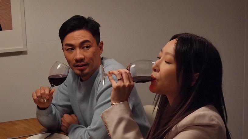 葉巧琳為新歌《綜藝魂》MV狂隊酒   奉旨喪食零食