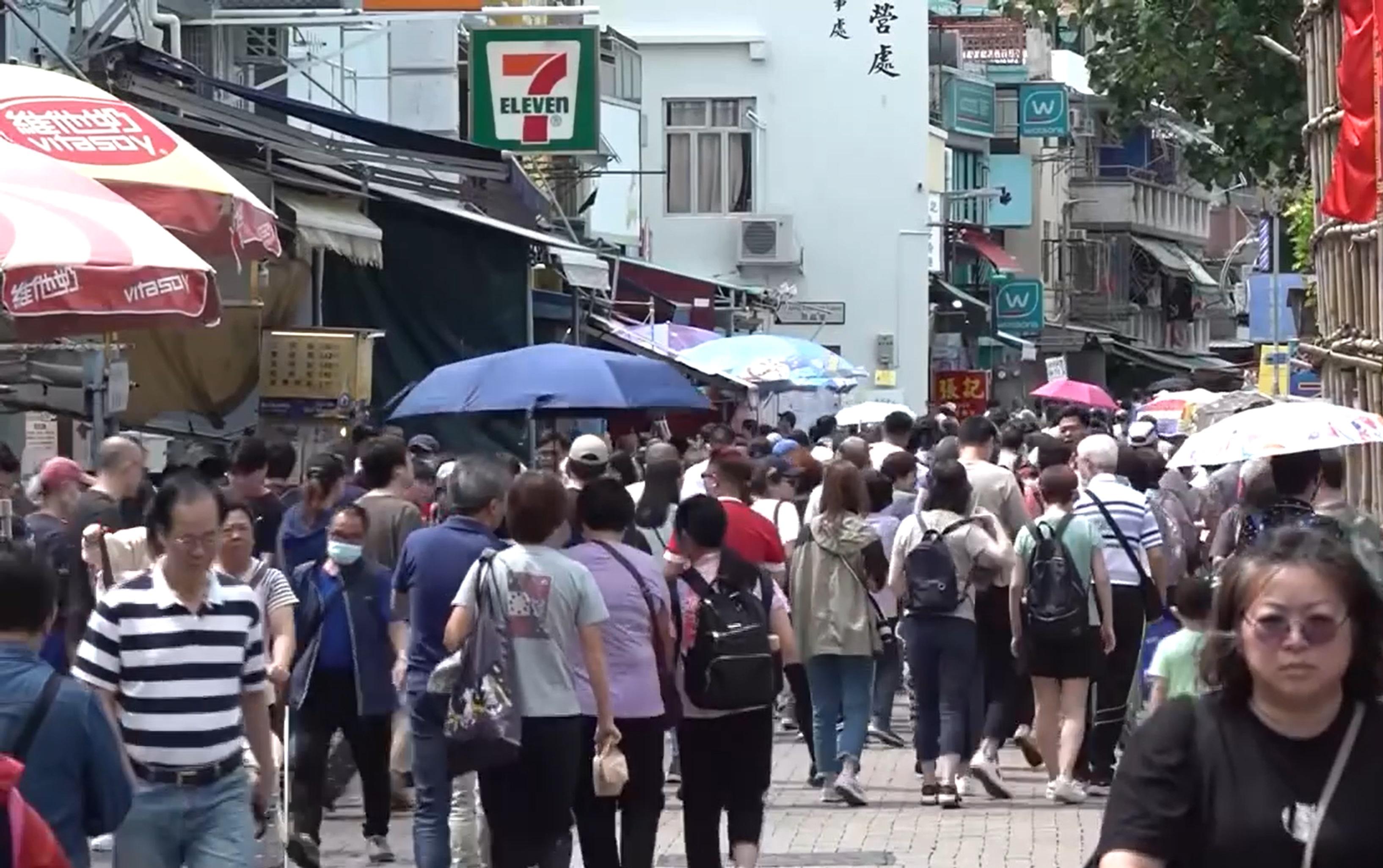 五一勞動節長假期第二日，不少市民以及內地旅客乘船到長洲遊覽。(資料圖片)