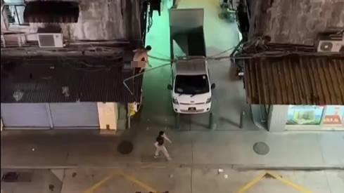 網上熱話︱男子「光豬」跳簷篷走佬　網民：無著褲有著鞋(多圖)
