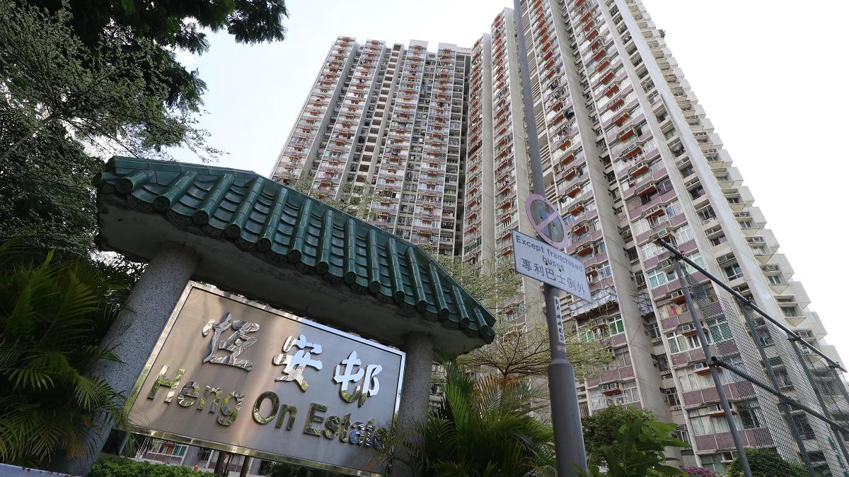 兩名女子早上在恆安邨不斷兜搭途人，有街坊感可疑主動報警求助。(資料圖片)