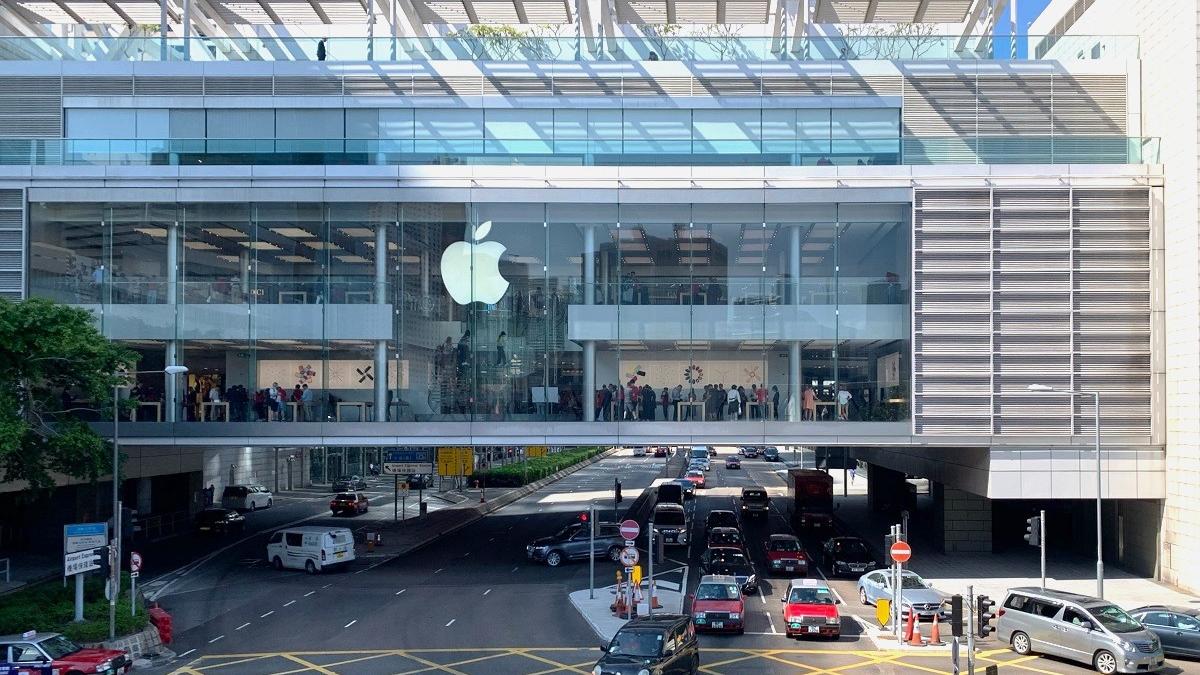 有學生收取2,000元報酬，在中環Apple Store以他人的信用卡購買62部iPhone。(資料圖片)