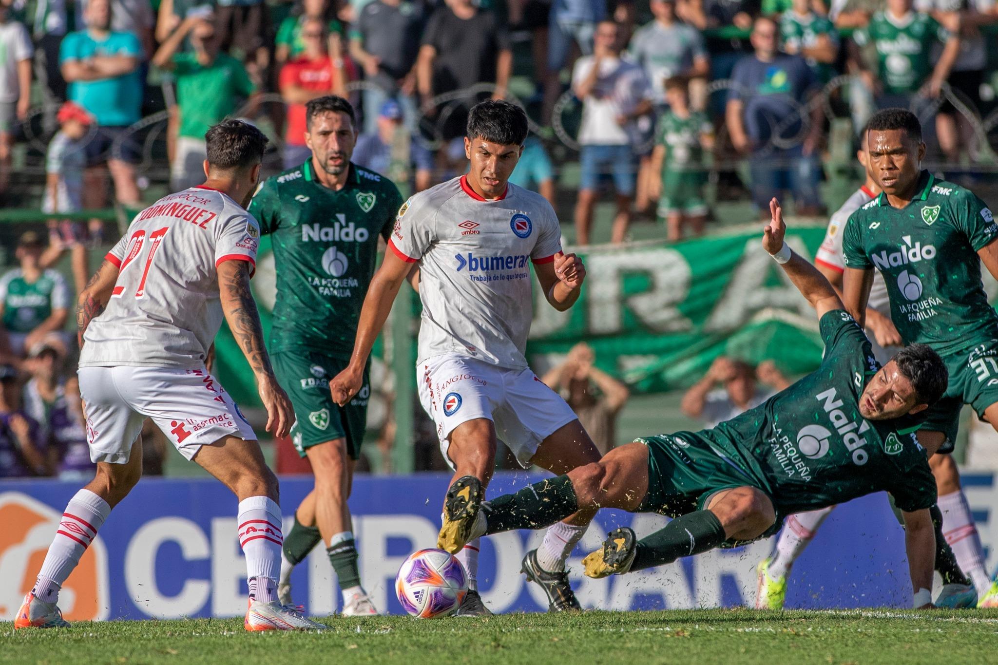 中游的小阿根廷人迎擊包尾聖達菲聯。主隊近8場不敗，客軍16場作客不勝，看似實力懸殊