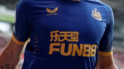 英超最快在2025年球季禁止胸前廣告印上博彩公司。(路透社)