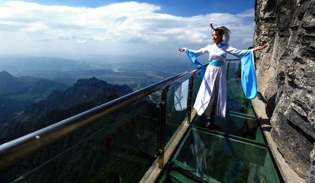 張家界玻璃棧道日前發生集體跳崖事件。(網上圖片)