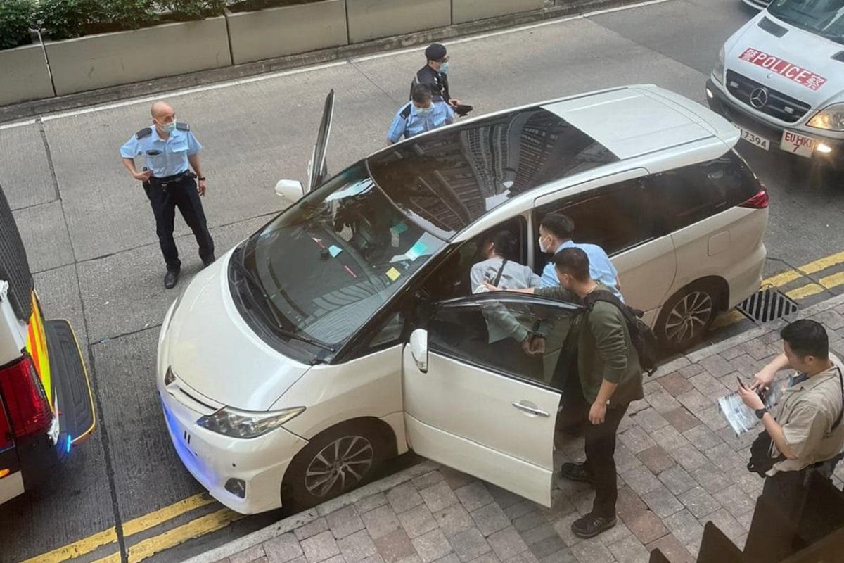 警方在場搜查車輛。(FB群組「馬路的事 (即時交通資訊台)」)