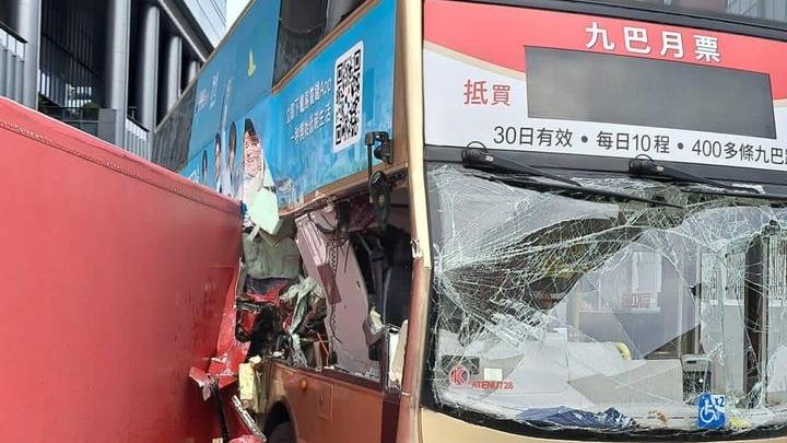 將軍澳工業邨貨車翻側撞巴士  貨車司機一度被困五人受輕傷