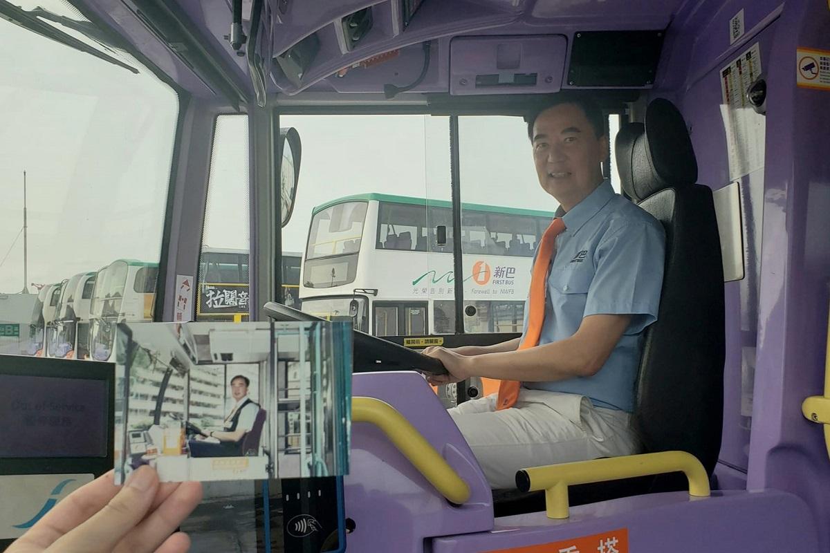 關則輝重新穿上新巴車長制服，拍下與20年前的對比照。(關則輝FB圖片)