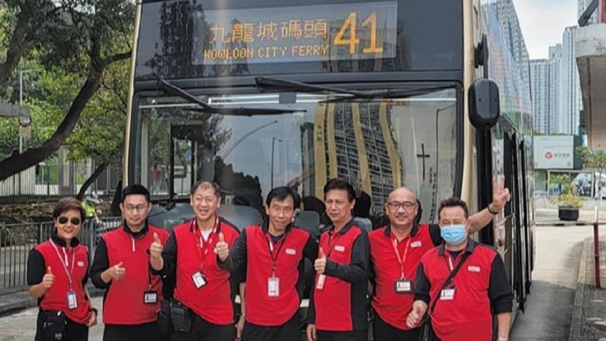 網上熱話｜青衣老牌巴士線取消　車長合照留影　網民不捨童年回憶