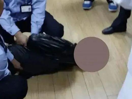 包皮割到一半突被加價，30歲男亂刀斬死醫生。