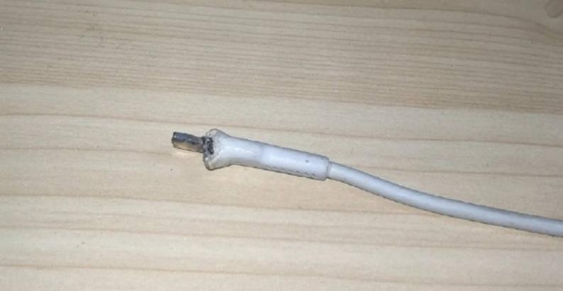 充電線著火｜男子午睡聞到燒焦味 離床不足半米