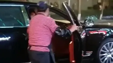 洗碗工搭賓利返工，只因在家太與聊。(橘子新聞)