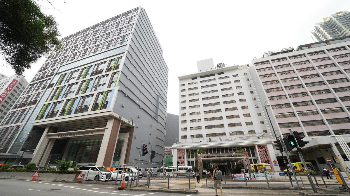 廣華醫院各項服務將陸續由現址(右)，遷移至毗鄰的新大樓(左)。(陳奕釗攝)