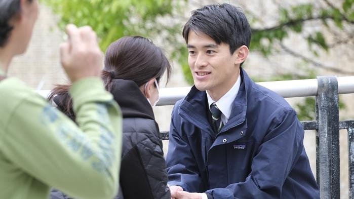 哈佛畢業的高島崚輔成為日本最年輕市長。(Twitter圖片)