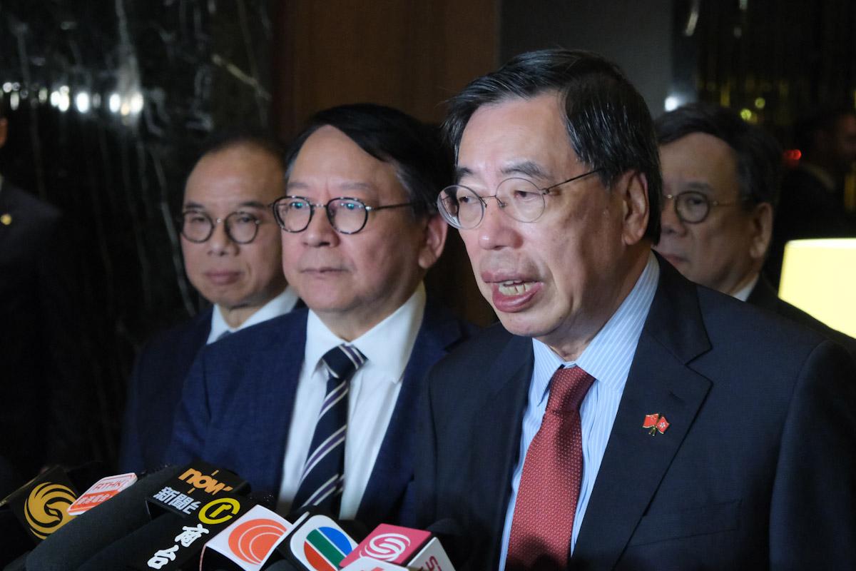 陳國基(左二)形容議員與深圳代表交流愉快，左三為梁君彥。(羅庸軒攝)