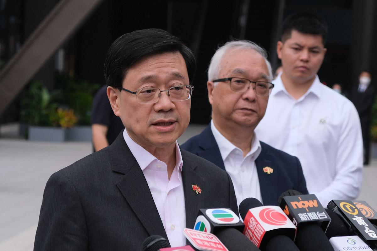 李家超(左一)稱，對引入「雲巴」等集體運輸系統持開放態度；左二為謝展寰。(羅庸軒攝)