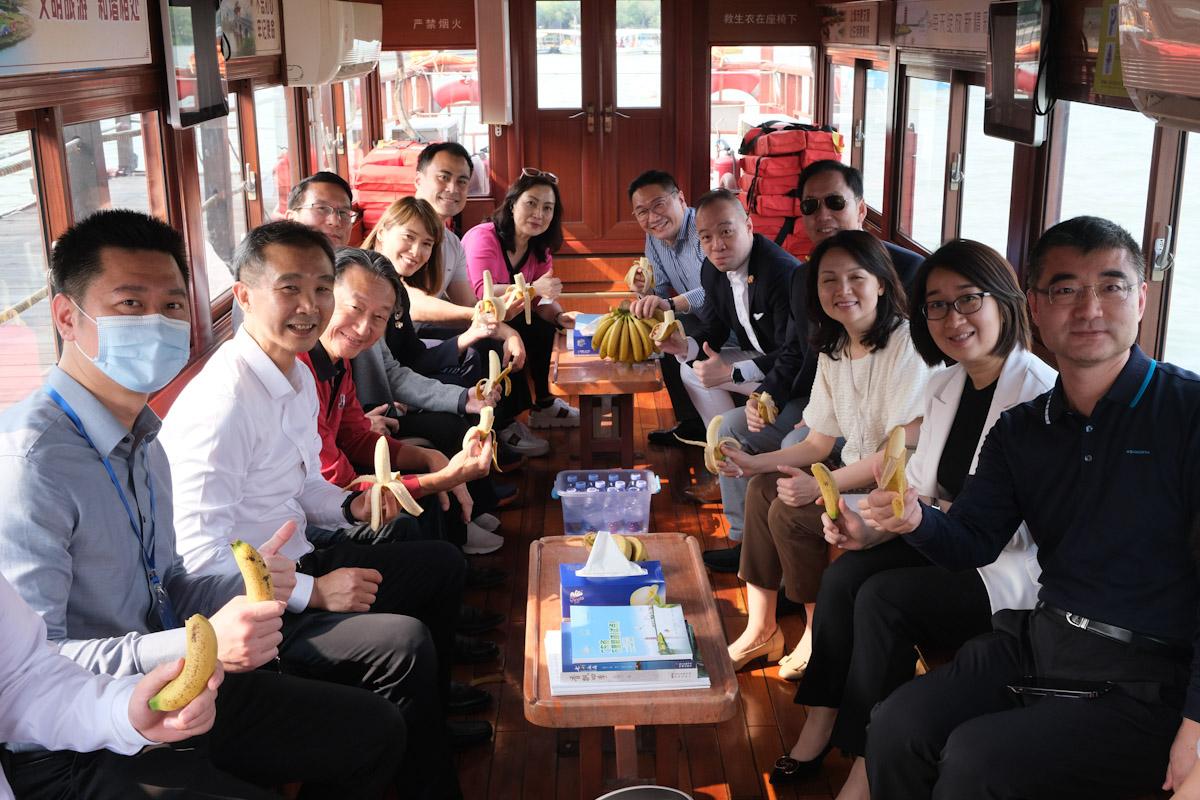 議員遊船河時品嚐麻涌特產香蕉。(羅庸軒攝)