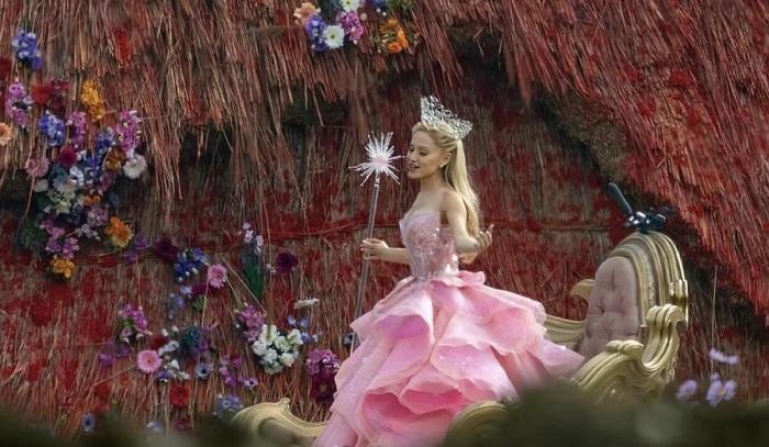 Ariana Grande粉紅女巫look曝光 《女巫前傳》英國開鏡