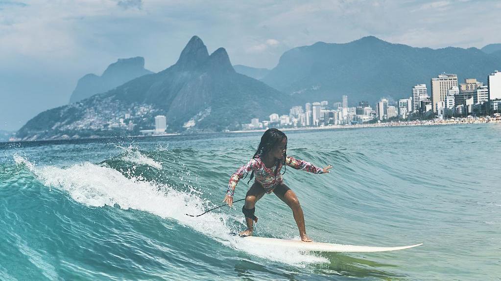 滑浪要學習基本功，包括浪板控制、平衡姿勢、起乘和轉向方法等。