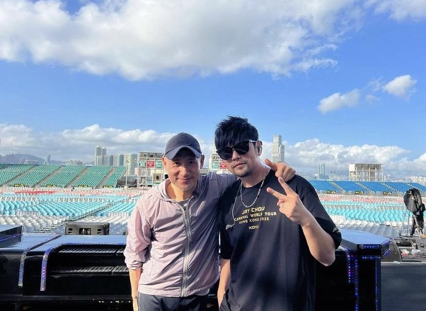  周杰倫演唱會開鑼 獲歌神張學友驚喜現身探班