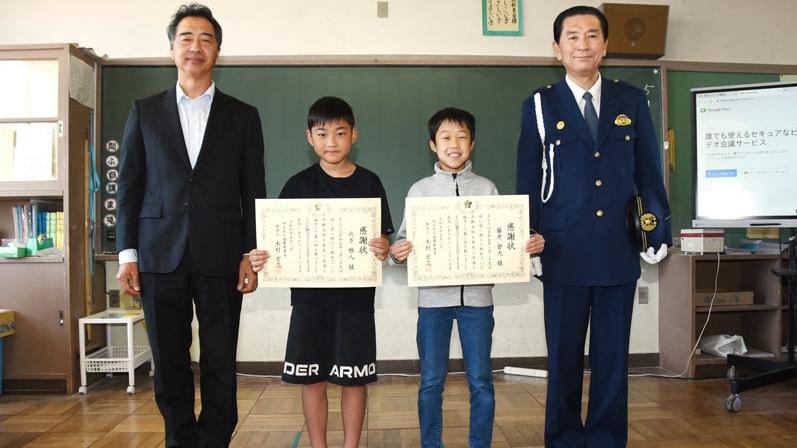 北方雅人(左2)與藤井碧大(右2)一同獲頒感謝狀。(互聯網)