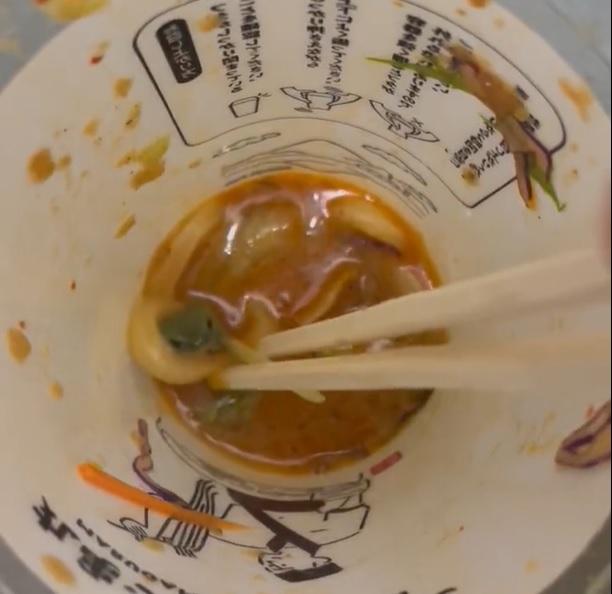 日本丸龜製麵的一包沙律烏冬內，竟藏着一隻青蛙。(影片截圖)