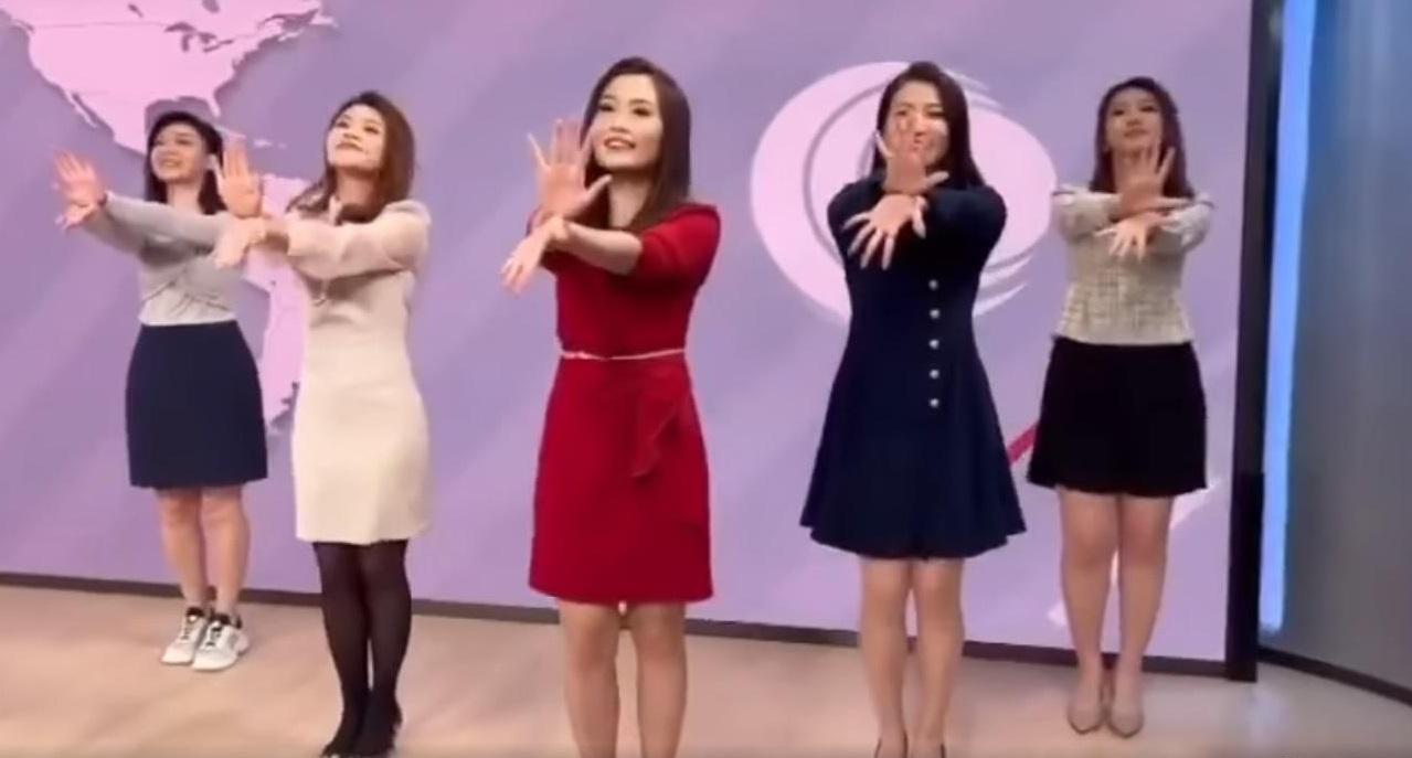 有線新聞5位女主播於新聞部跳「開花舞」。