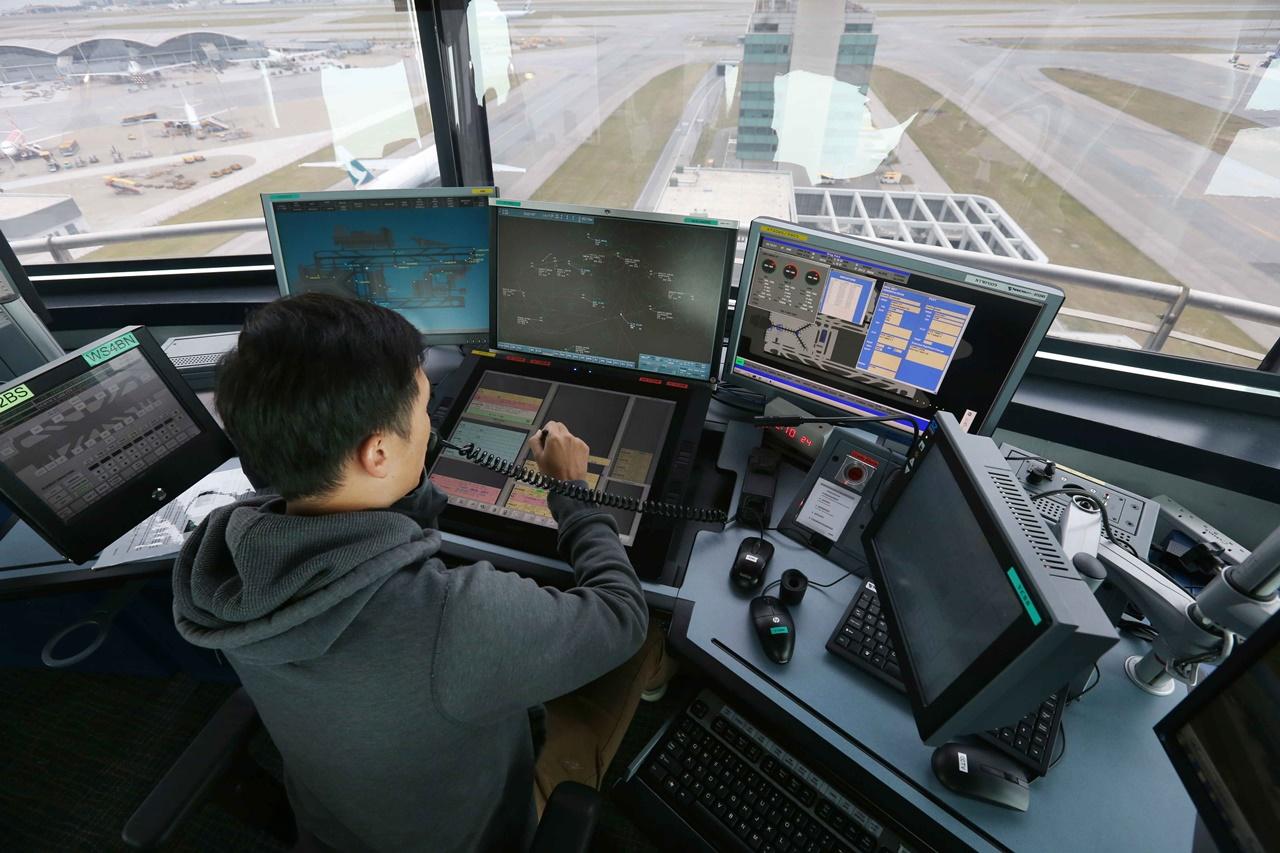 東龍島上空有民航機師疑遭激光照射，機場控制塔代報警。(資料圖片)