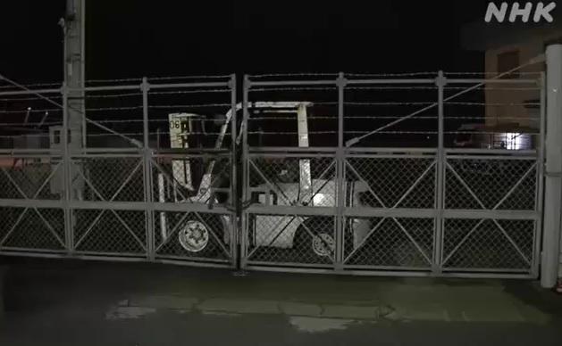 大城玲央把小型貨車停在機場閘門前。(互聯網)