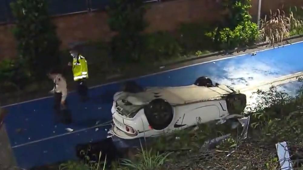 蓮花跑車衝落斜坡剷入理大後反肚，男司機受輕傷送院。(電視截圖)