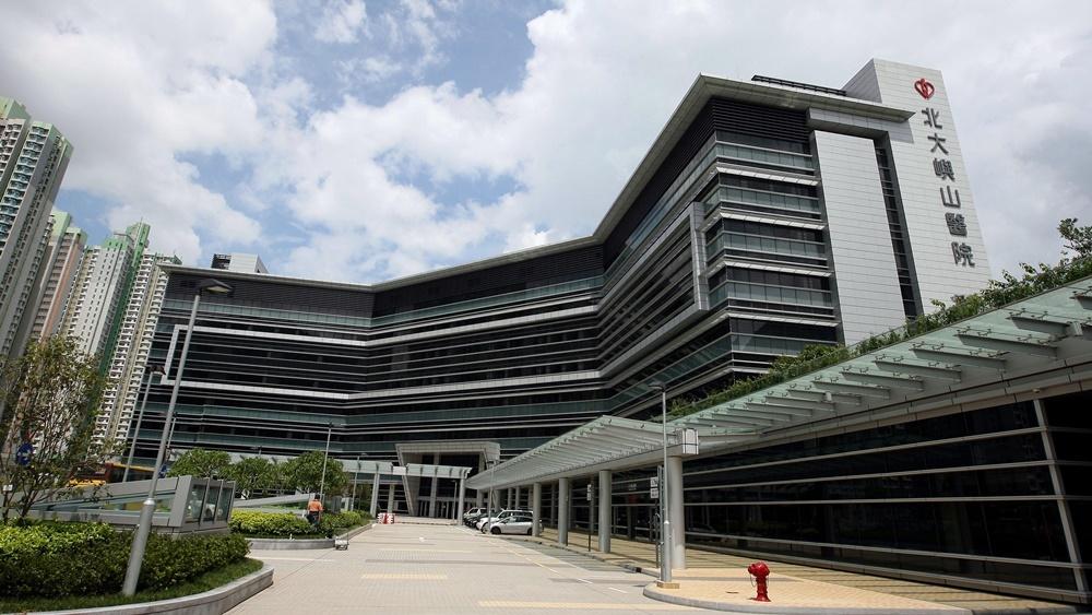 機場接載員工小巴撞柱11人傷，司機涉酒駕被捕。(北大嶼山醫院。資料圖片)