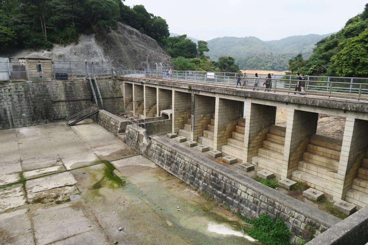 男子墮九龍副水塘水壩受傷，消防員到場營救送院。(網上圖片)