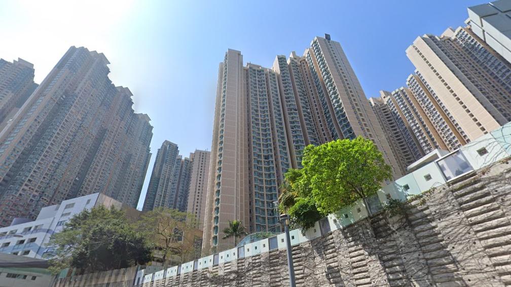 將軍澳健明邨男子墮樓，負傷離開再倒地被送院搶救。(Google Map)