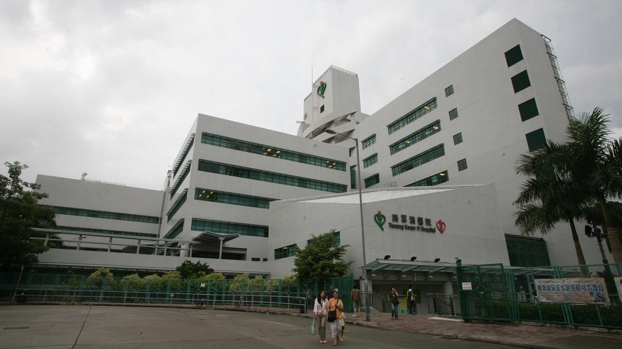 將軍澳健明邨男子墮樓，負傷離開再倒地被送院搶救。(將軍澳醫院。資料圖片)